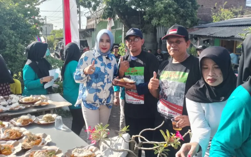 Hj Mimik Idayana bersama tim Warung Keliling gratis serta Rawon Bok Legi, bagikan makan dan minum ke masyarakat di Desa Punggul , Kec Gedangan, Jumat (2/8/2024).