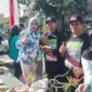 Hj Mimik Idayana bersama tim Warung Keliling gratis serta Rawon Bok Legi, bagikan makan dan minum ke masyarakat di Desa Punggul , Kec Gedangan, Jumat (2/8/2024).