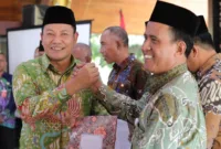 Plt Bupati Sidoarjo Subandi menyerahkan bantuan irigasi kepada 90 titik kelompok tani di 16 Kecamatan di wilayah Sidoarjo, Jumat (2/8). 