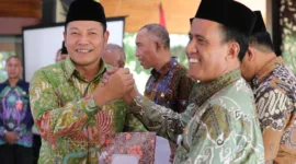 Plt Bupati Sidoarjo Subandi menyerahkan bantuan irigasi kepada 90 titik kelompok tani di 16 Kecamatan di wilayah Sidoarjo, Jumat (2/8). 