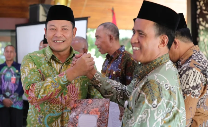 Plt Bupati Sidoarjo Subandi menyerahkan bantuan irigasi kepada 90 titik kelompok tani di 16 Kecamatan di wilayah Sidoarjo, Jumat (2/8). 