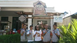 Dito Chrisdianto selaku pengelola Viaduct by Gubeng (tengah) bersama YBM PLN di didepan Pasar Kuliner Lawas.