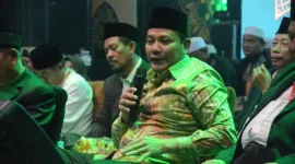 Plt. Bupati Sidoarjo, H. Subandi, menghadiri acara pengajian akbar dan gema sholawat yang diselenggarakan oleh Sawunggaling Karya Group di Jemundo.