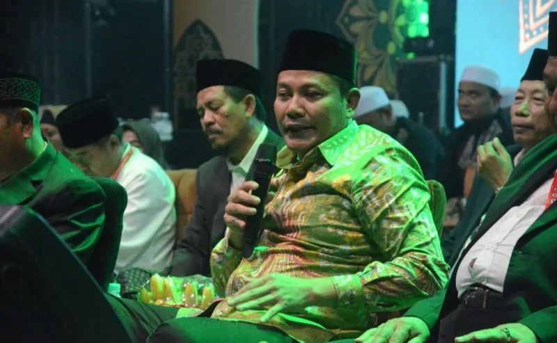 Plt. Bupati Sidoarjo, H. Subandi, menghadiri acara pengajian akbar dan gema sholawat yang diselenggarakan oleh Sawunggaling Karya Group di Jemundo.
