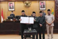 Plt Bupati Sidoarjo Subandi bersama Ketua DPRD Kab. Sidoarjo, H. Usman dalam Raperda Perubahan APBD dalam rapat paripurna pada Jumat (2/8/2024) di ruang rapat sidang paripurna DPRD Kab. Sidoarjo.