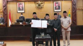 Plt Bupati Sidoarjo Subandi bersama Ketua DPRD Kab. Sidoarjo, H. Usman dalam Raperda Perubahan APBD dalam rapat paripurna pada Jumat (2/8/2024) di ruang rapat sidang paripurna DPRD Kab. Sidoarjo.