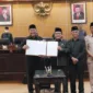 Plt Bupati Sidoarjo Subandi bersama Ketua DPRD Kab. Sidoarjo, H. Usman dalam Raperda Perubahan APBD dalam rapat paripurna pada Jumat (2/8/2024) di ruang rapat sidang paripurna DPRD Kab. Sidoarjo.