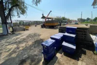 Rangka jembatan bailey dirakit oleh belasan pekerja. 