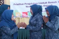 Plt TP PKK Sidoarjo Sriatun bersama Kader dalam acara pelatihan PLRT di Pendopo Delta Wibawa.