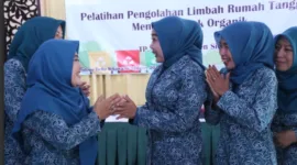 Plt TP PKK Sidoarjo Sriatun bersama Kader dalam acara pelatihan PLRT di Pendopo Delta Wibawa.