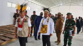 Menko PMK didampingi oleh Kepala BNPB Letjen TNI Suharyanto, Pangdam XVII Cenderawasih Mayjen TNI Izak Pangemanan, Pj. Bupati Puncak Nenu Tabuni saat cek Gudang logistik penyimpanan cadangan pangan.