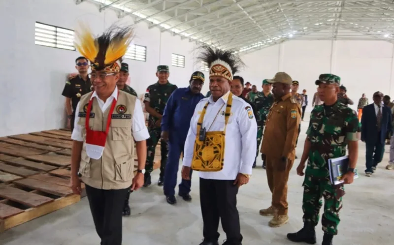 Menko PMK didampingi oleh Kepala BNPB Letjen TNI Suharyanto, Pangdam XVII Cenderawasih Mayjen TNI Izak Pangemanan, Pj. Bupati Puncak Nenu Tabuni saat cek Gudang logistik penyimpanan cadangan pangan.