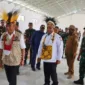 Menko PMK didampingi oleh Kepala BNPB Letjen TNI Suharyanto, Pangdam XVII Cenderawasih Mayjen TNI Izak Pangemanan, Pj. Bupati Puncak Nenu Tabuni saat cek Gudang logistik penyimpanan cadangan pangan.