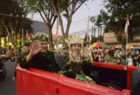 Plt Bupati Sidoarjo Subandi beserta istri mengikuti Karnaval Shining Jayandaru.