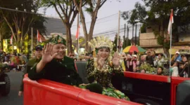 Plt Bupati Sidoarjo Subandi beserta istri mengikuti Karnaval Shining Jayandaru.