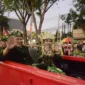 Plt Bupati Sidoarjo Subandi beserta istri mengikuti Karnaval Shining Jayandaru.