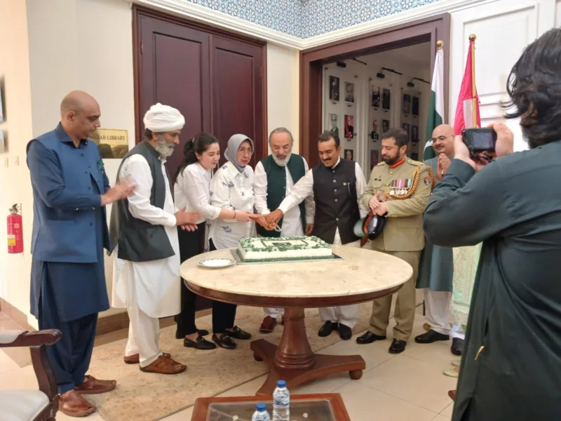 Perempuan Indonesia keturunan Pakistan ini tak pernah menyangka, bahwa karya-karya lukisannya, yang bertema tentang Pakistan akan dipamerkan di Kedutaan Pakistan di Jakarta.