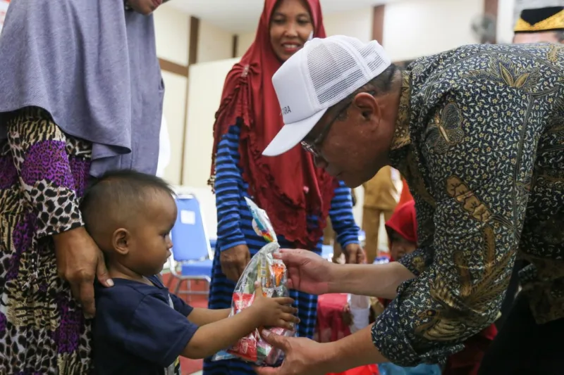 Menko Muhadjir berikan bingkisan kepada anak kecil di Kantor Kecamatan Sepaku, Kabupaten Penajam Paser Utara, Provinsi Kalimantan Timur, pada Senin (12/8/2024).