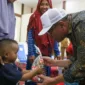Menko Muhadjir berikan bingkisan kepada anak kecil di Kantor Kecamatan Sepaku, Kabupaten Penajam Paser Utara, Provinsi Kalimantan Timur, pada Senin (12/8/2024).