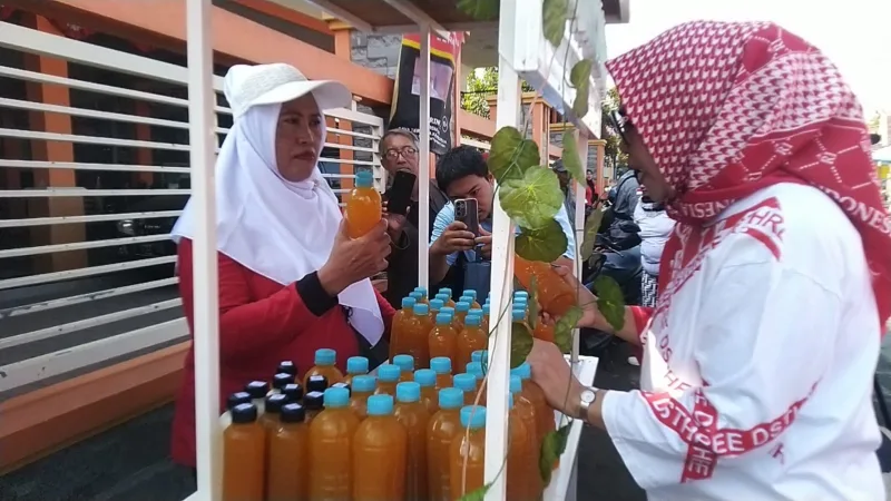 Hj Mimik Idayana saat di Desa Tambak Kalisogo, Jabon.