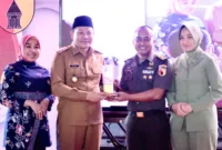 Plt Bupati Sidoarjo Subandi beserta istri menghadiri acara pisah sambut komandan kodim 0816 Sidoarjo, Senin (5/8/2024) di Komando Distrik Militer 0816/Sidoarjo. 