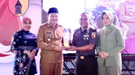 Plt Bupati Sidoarjo Subandi beserta istri menghadiri acara pisah sambut komandan kodim 0816 Sidoarjo, Senin (5/8/2024) di Komando Distrik Militer 0816/Sidoarjo. 