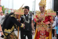 Plt. Bupati Sidoarjo, Subandi, secara resmi membuka lomba karnaval di Lapangan Desa Tlasih, Kecamatan Tulangan, Kabupaten Sidoarjo pada Sabtu (10/8/2024). 