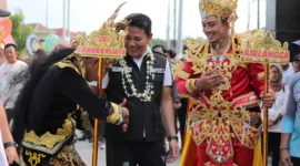 Plt. Bupati Sidoarjo, Subandi, secara resmi membuka lomba karnaval di Lapangan Desa Tlasih, Kecamatan Tulangan, Kabupaten Sidoarjo pada Sabtu (10/8/2024). 
