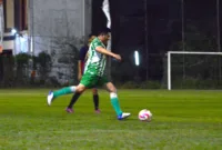 Plt Bupati Sidoarjo Subandi bermain sepakbola.