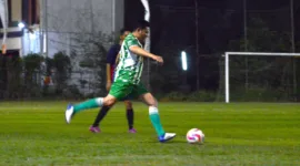 Plt Bupati Sidoarjo Subandi bermain sepakbola.