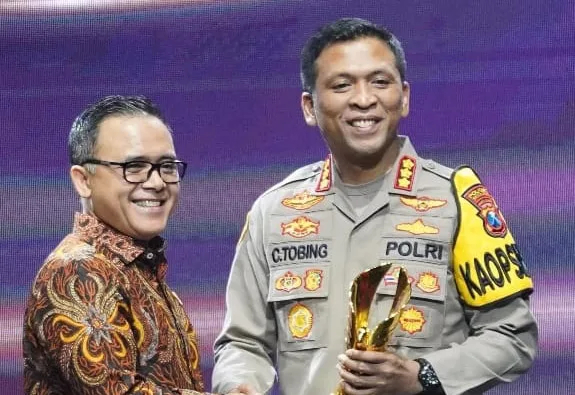 Kombes. Pol. Christian Tobing Polresta Sidoarjo terima penghargaan Nasional Nasional  ‘Pemimpin Daerah Awards 2024’, yang diserahkan Menpan RB Abdullah Azwar Anas, Kamis (8/8/2024), di Jakarta Concert’ Hall lantai 14 iNews Tower, Jalan Kebonsirih, Jakarta Pusat.