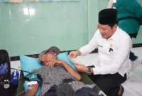 Setelah menyerahkan bantuan kursi roda di Kecamatan Sedati dan Gedangan, Senin (5/8). Plt Bupati Subandi Jenguk Pasien yang sedang melakukan pemeriksaan.