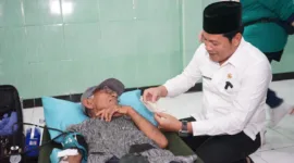 Setelah menyerahkan bantuan kursi roda di Kecamatan Sedati dan Gedangan, Senin (5/8). Plt Bupati Subandi Jenguk Pasien yang sedang melakukan pemeriksaan.