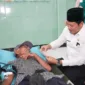 Setelah menyerahkan bantuan kursi roda di Kecamatan Sedati dan Gedangan, Senin (5/8). Plt Bupati Subandi Jenguk Pasien yang sedang melakukan pemeriksaan.