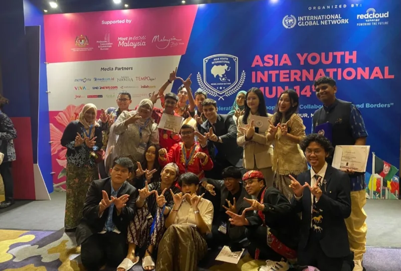 Para siswa foto bersama pada acara AYIMUN di Kuala lumpur, Malaysia.