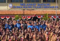 Plt. Bupati Sidoarjo, H. Subandi didampingi oleh Kepala Dinas Kependudukan dan Pencatatan Sipil Sidoarjo Reddy Kusuma usai identitas kependudukan digital (IKD) dan perekaman e-KTP di SMA Hangtuah 2 Sidoarjo.