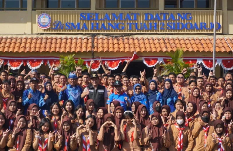 Plt. Bupati Sidoarjo, H. Subandi didampingi oleh Kepala Dinas Kependudukan dan Pencatatan Sipil Sidoarjo Reddy Kusuma usai identitas kependudukan digital (IKD) dan perekaman e-KTP di SMA Hangtuah 2 Sidoarjo.