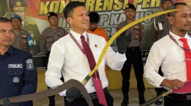 Anggota Satreskrim Polresta Sidoarjo menunjukkan barang bukti Sajam yang akan digunakan tawuran.