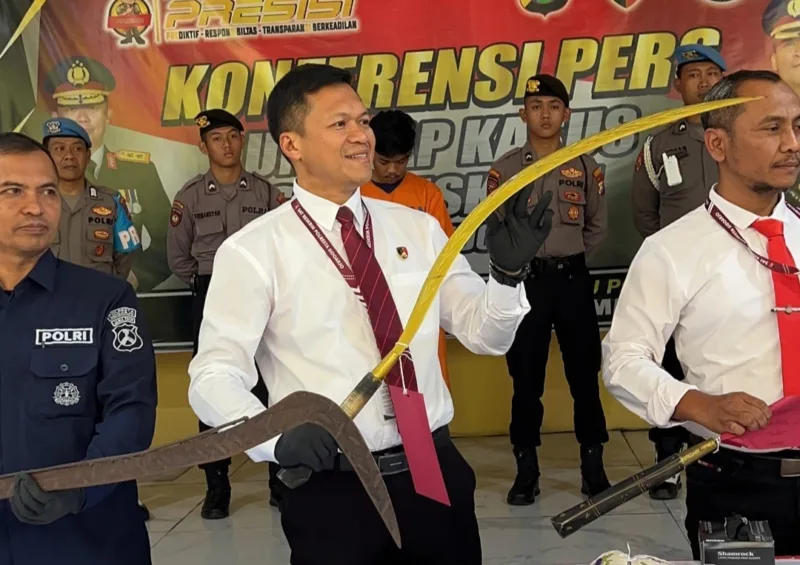 Anggota Satreskrim Polresta Sidoarjo menunjukkan barang bukti Sajam yang akan digunakan tawuran.