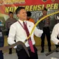 Anggota Satreskrim Polresta Sidoarjo menunjukkan barang bukti Sajam yang akan digunakan tawuran.