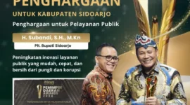 Menteri PAN RB Azwar Anas serahkan penghargaan Pimpinan Daerah Award 2024 pada Plt Bupati Subandi di Jakarta, Kamis (8/8).