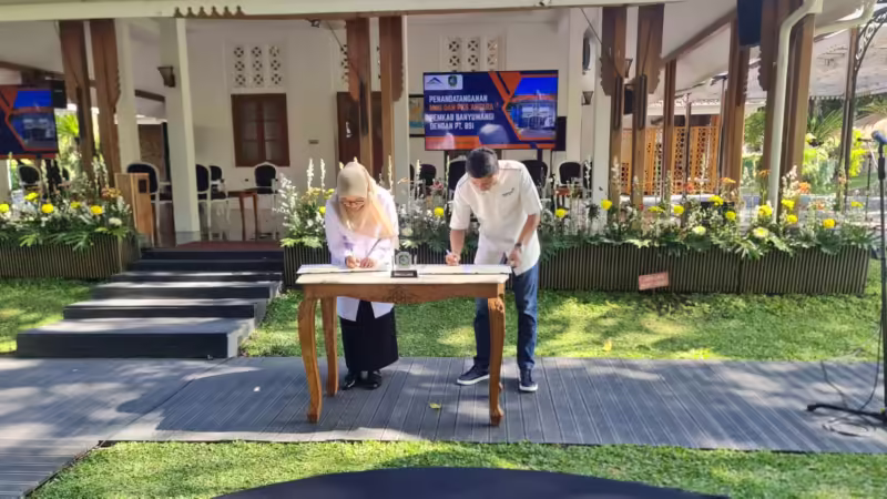 Bupati Banyuwangi Ipuk Fiestiandani dan PT BSI Cahyono Seto menandatangani nota kesepahaman (memorandum of understanding-MoU) dan perjanjian kerja sama (PKS) dengan Pemerintah Daerah Kabupaten Banyuwangi di Pendopo Sabha Swagata Blambangan, Rabu (18/9/2024).