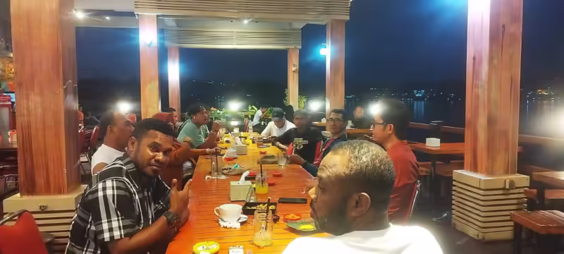 Rapat pleno PWI Papua Barat yang berlangsung di RM Oriestom Bay, Minggu malam (22/9/2024).