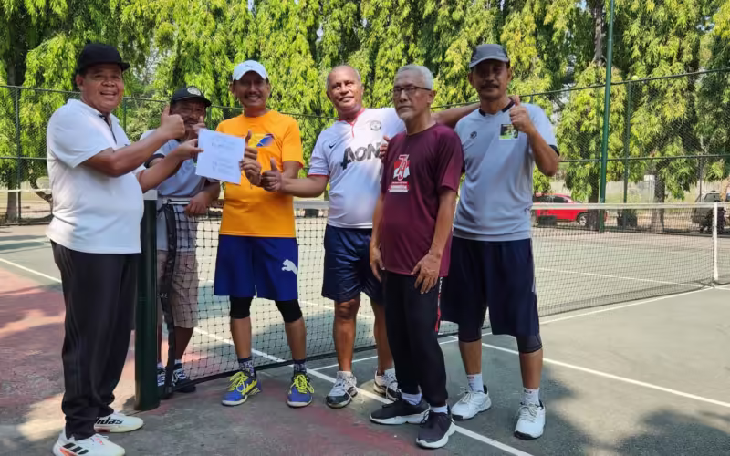 Gatot Sundoro bersama teman-teman.