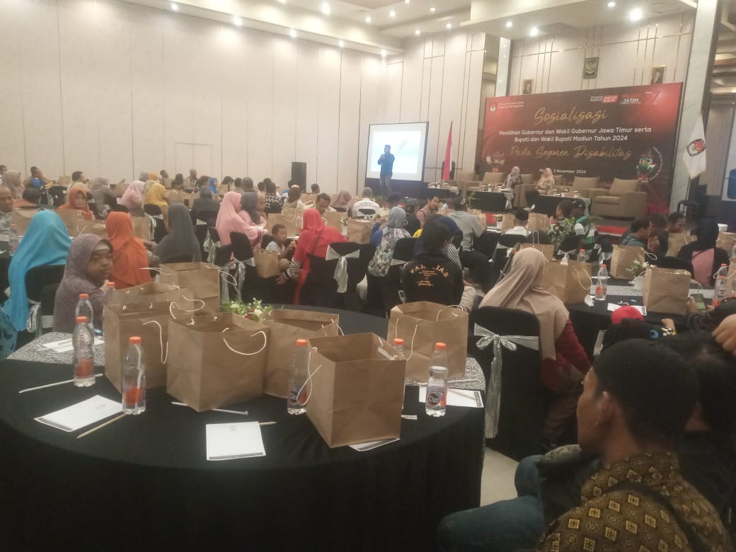 KPU Madiun mengajak berinteraksi kelompok disabilitas, dalam konteks sosialisasi Pilkada yang berlangsung di Ballroom Suncity Madiun, Jl. S.Parman No. 8, Sabtu (2/11/2024).