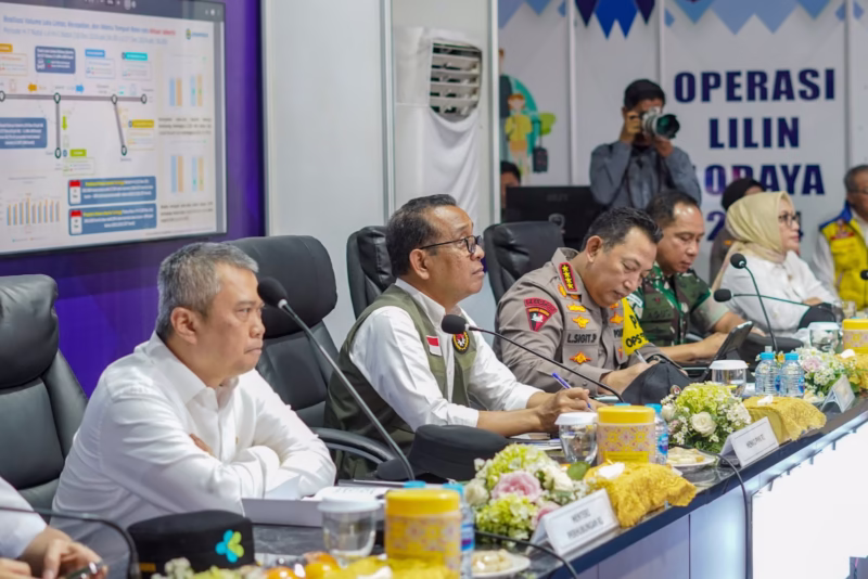 Menko PMK Pratikno saat melaksanakan Rapat Koordinasi di Rest Area KM 57 Tol Jakarta-Cikampek, Karawang, Jawa Barat, pada Jumat (27/12/2024).