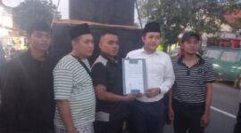 Ditemui Ketua DPRD Sampang, Rudi Kurniawan (baju putih) sejumlah Mahasiswa Perwakilan Demonstran, mendesak DPRD Sampang untuk menyampaikan Aspirasinya dalam menolak RUU TNI, Rabu (26/03/2025)