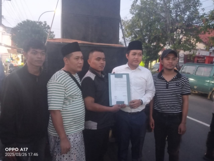 Ditemui Ketua DPRD Sampang, Rudi Kurniawan (baju putih) sejumlah Mahasiswa Perwakilan Demonstran, mendesak DPRD Sampang untuk menyampaikan Aspirasinya dalam menolak RUU TNI, Rabu (26/03/2025)