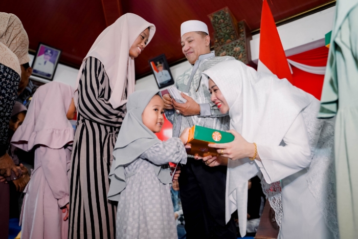 Rutinitas setiap Bulan, Bupati Sampang H. Slamet Junaidi bersama Istri memberikan Santunan kepada seribu anak Yatim.