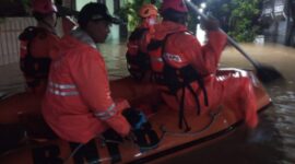 BPBD bersama tim gabungan melakukan upaya penanganan darurat usai banjir terjadi di Kabupaten Trenggalek, Provinsi Jawa Timur, Senin (19/5/2025). (Dok. BPBD Kabupaten Trenggalek)